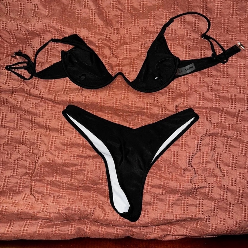 black underwire bikini